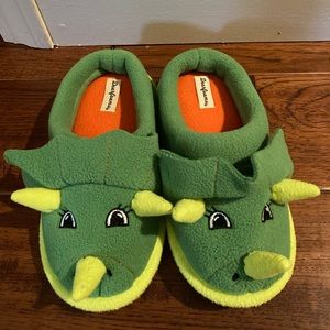 NWOT kids slippers